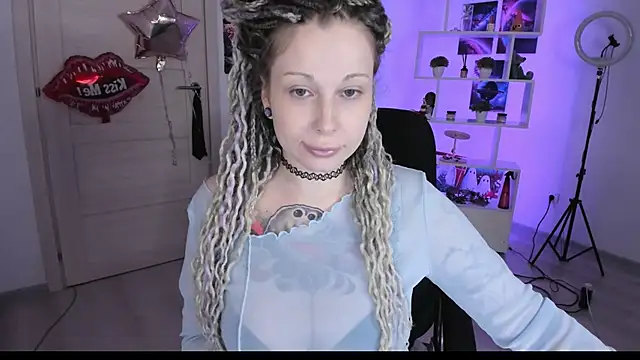 Snapshot of HoneySallyMoore chatting on 10.09.25 HoneySallyMoore online show from 10.09.25