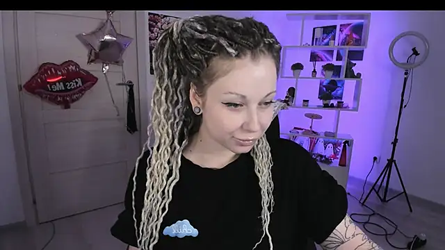 Snapshot of HoneySallyMoore chatting on 10.19.25 HoneySallyMoore online show from 10.19.25