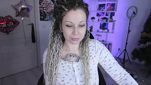 Snapshot of HoneySallyMoore chatting on 11.15.25 HoneySallyMoore online show from 11.15.25