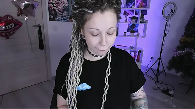 Snapshot of HoneySallyMoore chatting on 11.16.25 HoneySallyMoore online show from 11.16.25