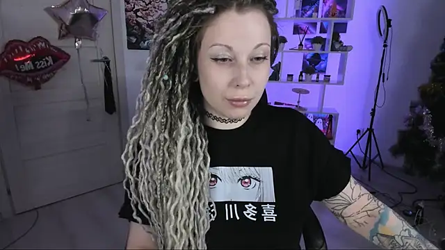 Snapshot of HoneySallyMoore chatting on 11.30.25 HoneySallyMoore online show from 11.30.25