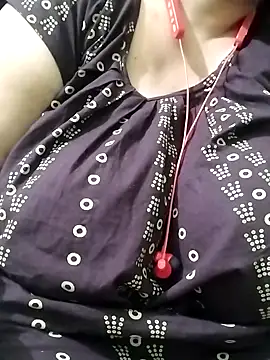 Snapshot of Lizza_boudi chatting on 02.19.25 Lizza boudi online show from 02.19.25