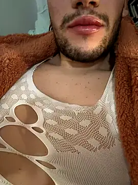 Snapshot of yaxxx03 chatting on 11.26.25 yaxxx03 online show from 11.26.25