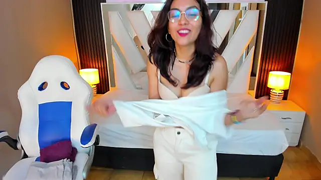 Cristin Petite online show from 03.04.25