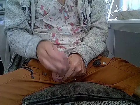 Snapshot of createur34 chatting on 09.23.25 createur34 online show from 09.23.25