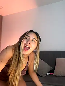 Hornyholly   online show from 10.26.25