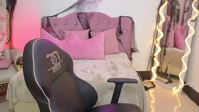 Snapshot of LUDO_KITTY_TAY chatting on 10.19.25 LUDO KITTY TAY online show from 10.19.25