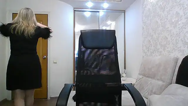 Snapshot of Victoria_secrets_ chatting on 11.29.25 Victoria secrets online show from 11.29.25