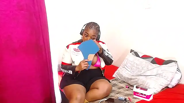 Snapshot of CurvyCutiexx94 chatting on 10.24.25 CurvyCutiexx94 online show from 10.24.25