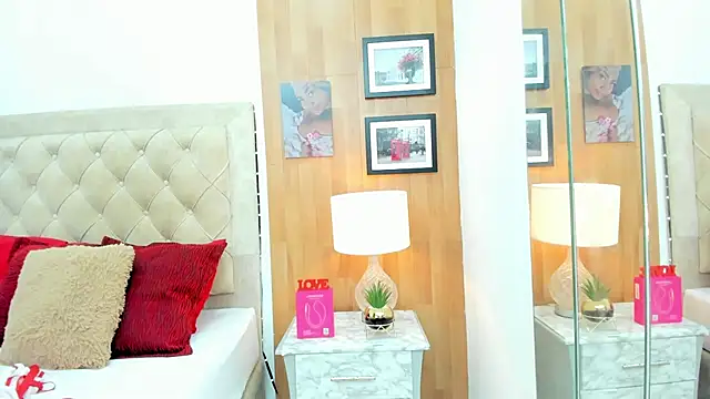 Snapshot of KimberlyBigBoobs chatting on 10.29.25 KimberlyBigBoobs online show from 10.29.25