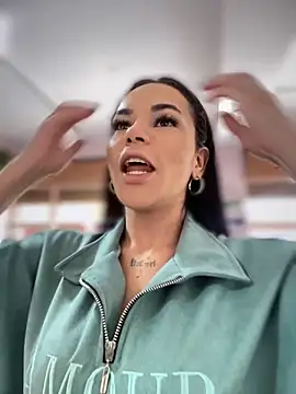 Snapshot of Naatalia chatting on 10.31.25 Naatalia online show from 10.31.25