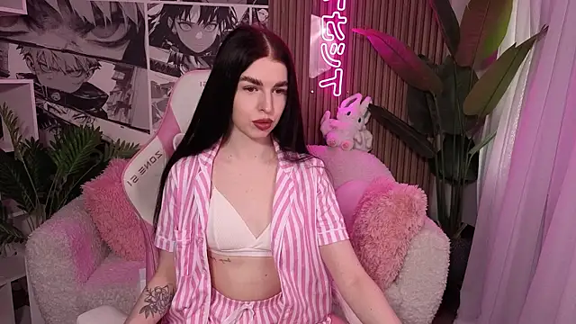 Snapshot of VictoriaPass chatting on 02.28.25 VictoriaPass online show from 02.28.25