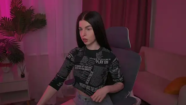 Snapshot of VictoriaPass chatting on 03.10.25 VictoriaPass online show from 03.10.25