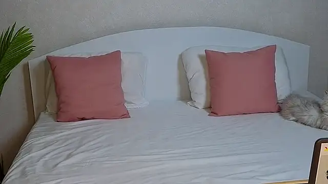 Snapshot of VictoriaPass chatting on 09.17.25 VictoriaPass online show from 09.17.25