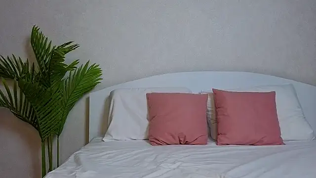 Snapshot of VictoriaPass chatting on 09.25.25 VictoriaPass online show from 09.25.25