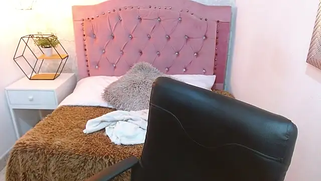 Snapshot of camilah_tk chatting on 11.05.25 camilah tk online show from 11.05.25