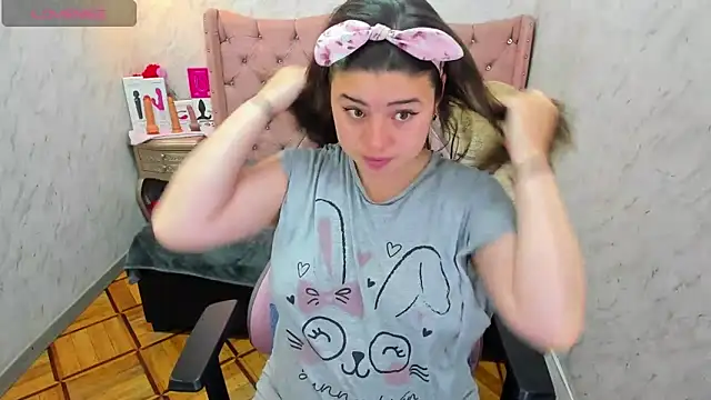 Snapshot of Lianngrace chatting on 11.21.25 Lianngrace online show from 11.21.25