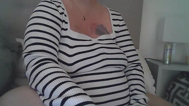 Snapshot of sizha6 chatting on 11.19.25 sizha6 online show from 11.19.25