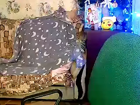 Snapshot of FlowerButterf chatting on 01.05.25 FlowerButterf online show from 01.05.25