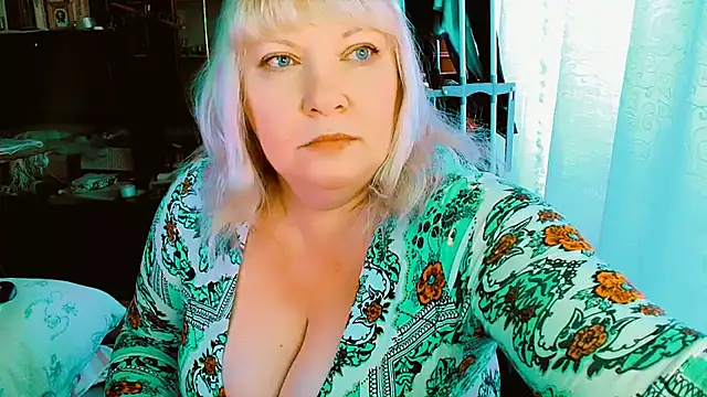 Snapshot of FlowerButterf chatting on 10.04.25 FlowerButterf online show from 10.04.25