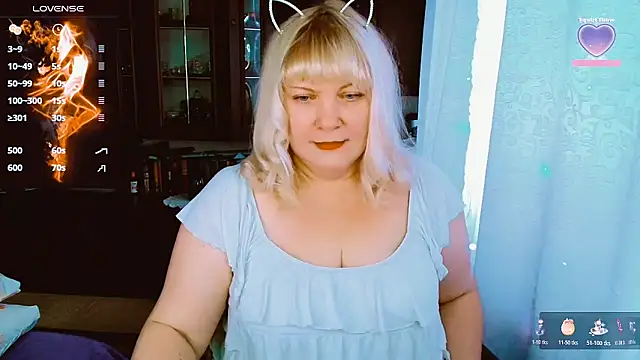 Snapshot of FlowerButterf chatting on 11.07.25 FlowerButterf online show from 11.07.25