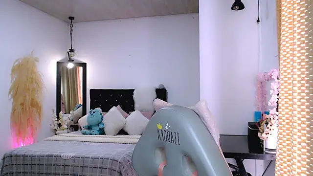 Snapshot of nilam_valker chatting on 02.15.25 nilam valker online show from 02.15.25