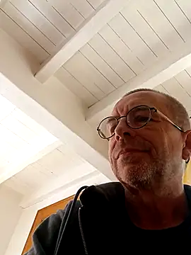 Snapshot of Xavspank2 chatting on 10.09.25 Xavspank2 online show from 10.09.25