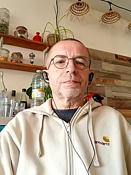 Snapshot of Xavspank2 chatting on 04.14.26 Xavspank2 online show from 04.14.26