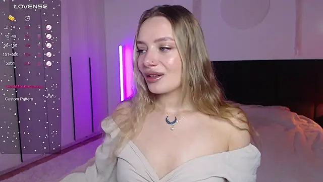 Snapshot of LunaticaBae chatting on 02.23.25 LunaticaBae online show from 02.23.25