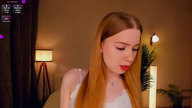 Snapshot of FloraBonde chatting on 03.02.25 FloraBonde online show from 03.02.25