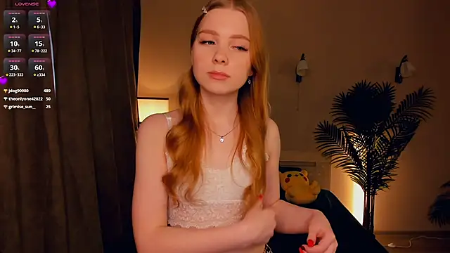 Snapshot of FloraBonde chatting on 03.07.25 FloraBonde online show from 03.07.25