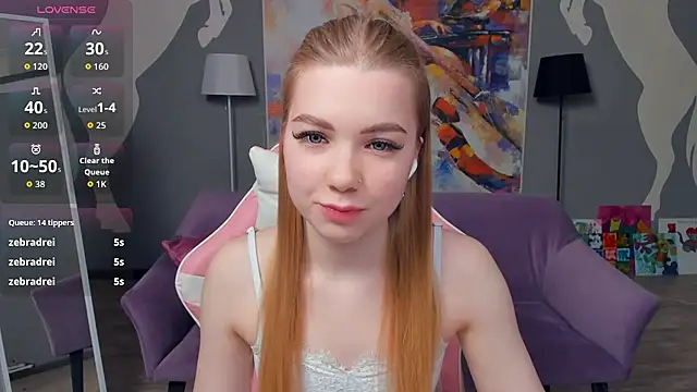 Snapshot of FloraBonde chatting on 11.06.25 FloraBonde online show from 11.06.25