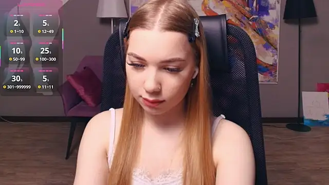 Snapshot of FloraBonde chatting on 12.03.25 FloraBonde online show from 12.03.25