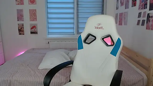 Snapshot of Karina_Hendrick chatting on 03.08.25 Karina Hendrick online show from 03.08.25