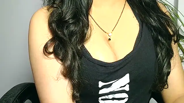 Snapshot of its_siya chatting on 11.18.25 its siya online show from 11.18.25