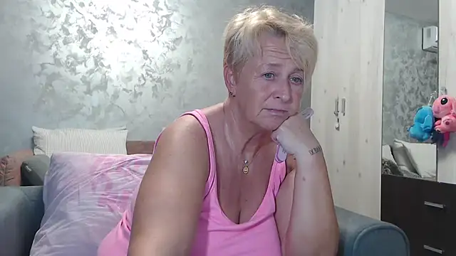 Snapshot of RosesandLillies chatting on 09.17.25 RosesandLillies online show from 09.17.25