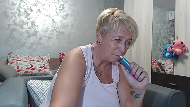 Snapshot of RosesandLillies chatting on 09.24.25 RosesandLillies online show from 09.24.25