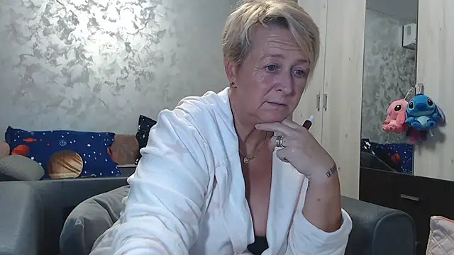 Snapshot of RosesandLillies chatting on 10.09.25 RosesandLillies online show from 10.09.25