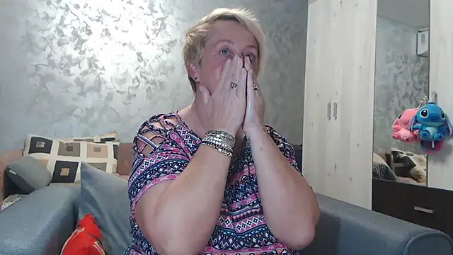 Snapshot of RosesandLillies chatting on 10.21.25 RosesandLillies online show from 10.21.25