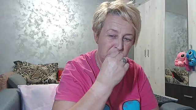 Snapshot of RosesandLillies chatting on 10.26.25 RosesandLillies online show from 10.26.25