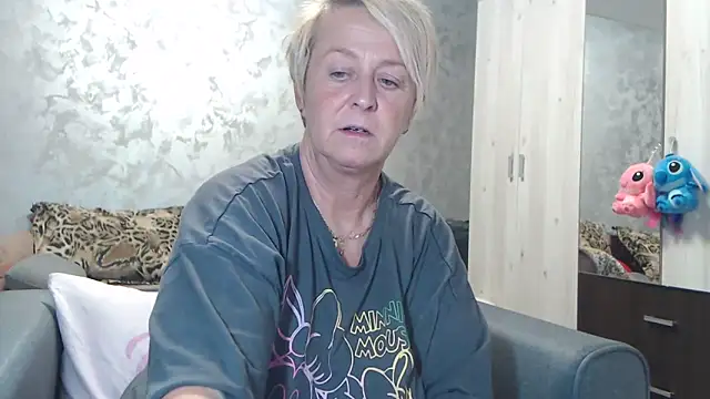 Snapshot of RosesandLillies chatting on 10.27.25 RosesandLillies online show from 10.27.25