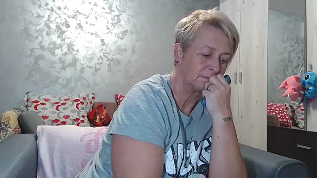 Snapshot of RosesandLillies chatting on 11.09.25 RosesandLillies online show from 11.09.25