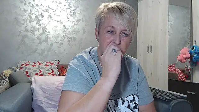 Snapshot of RosesandLillies chatting on 11.10.25 RosesandLillies online show from 11.10.25