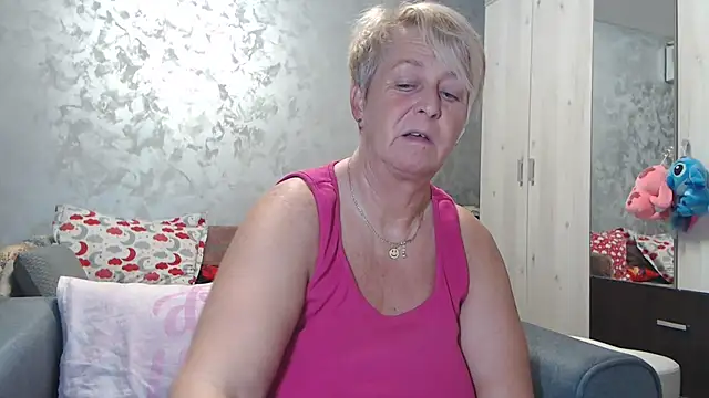 Snapshot of RosesandLillies chatting on 11.11.25 RosesandLillies online show from 11.11.25