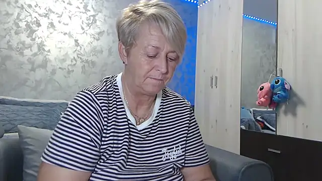 Snapshot of RosesandLillies chatting on 11.20.25 RosesandLillies online show from 11.20.25