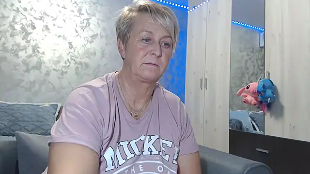 Snapshot of RosesandLillies chatting on 11.24.25 RosesandLillies online show from 11.24.25