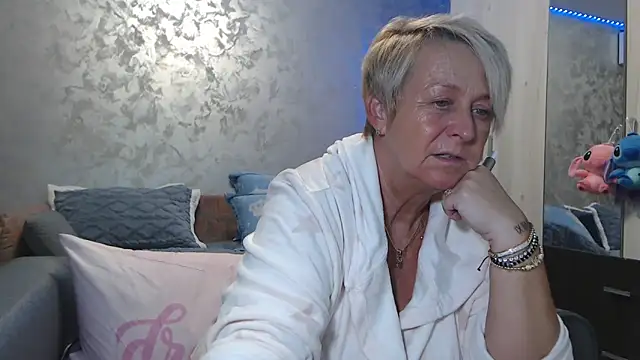 Snapshot of RosesandLillies chatting on 12.05.25 RosesandLillies online show from 12.05.25