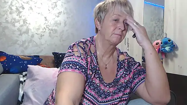 Snapshot of RosesandLillies chatting on 12.14.25 RosesandLillies online show from 12.14.25