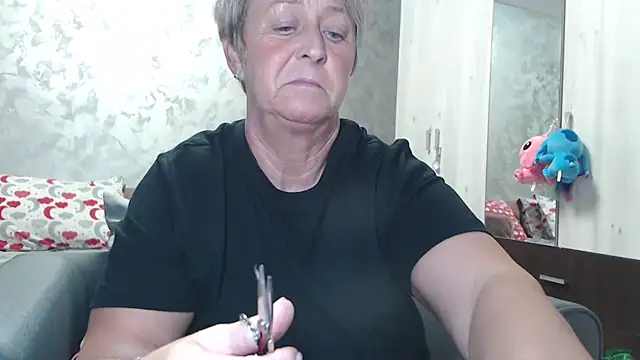 Snapshot of RosesandLillies chatting on 12.18.25 RosesandLillies online show from 12.18.25