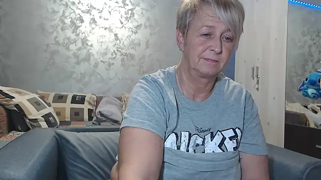 Snapshot of RosesandLillies chatting on 02.18.26 RosesandLillies online show from 02.18.26